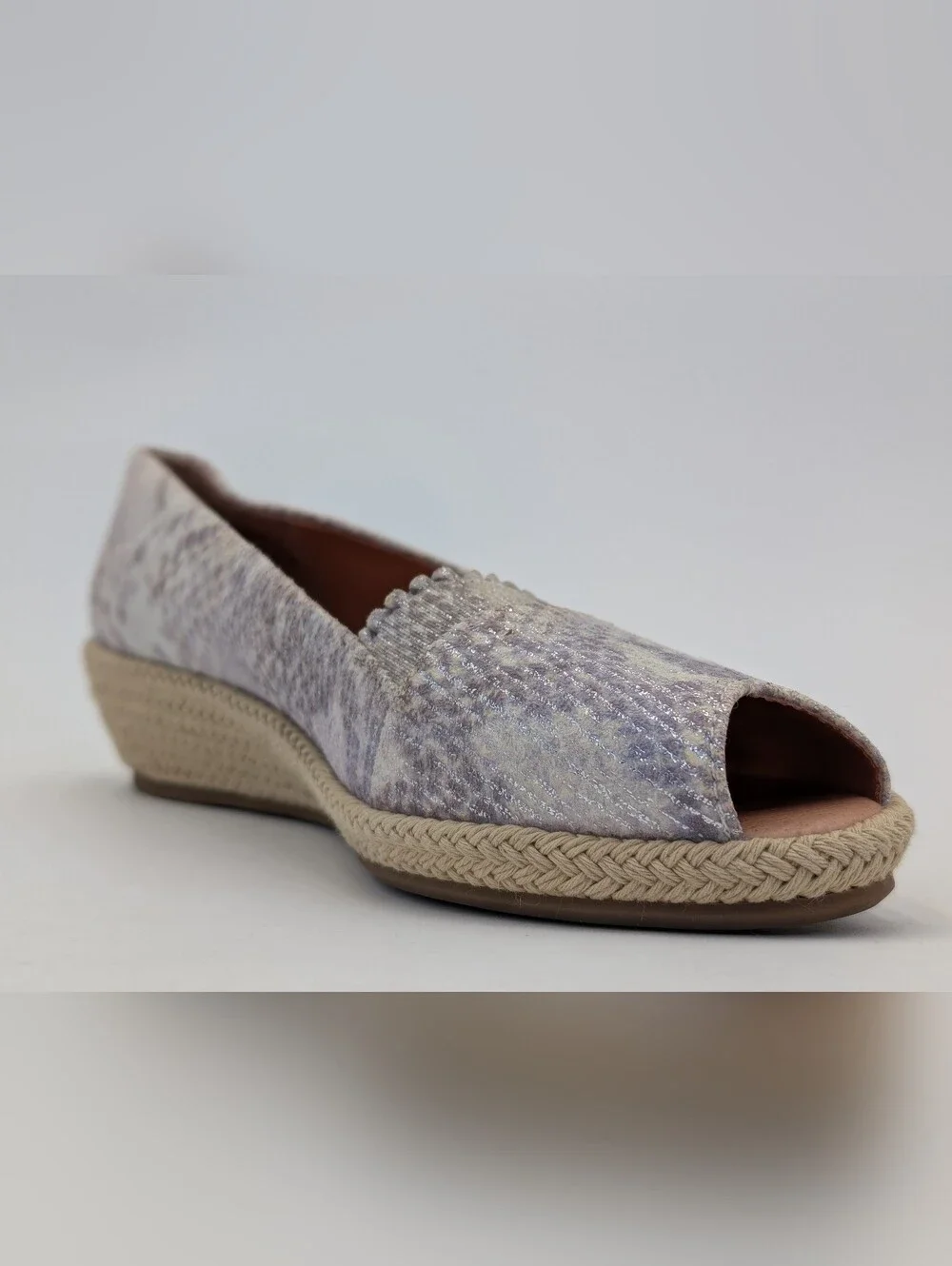 NWT Gentle Souls By Kenneth Cole Lissa Ruffle Sz 7.5 Metallic Silver/Purple